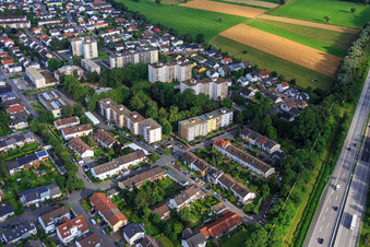 Vue aérienne de Immeubles d'appartements autour du Kleiner Waidsee à Hemsbach dans le département Bade-Wurtemberg, Allemagne