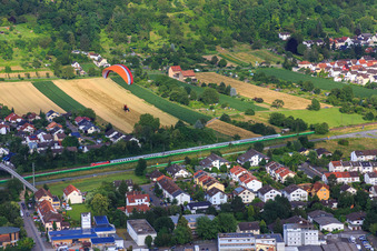 Vue aérienne de Parapente au-dessus d'un train de voyageurs sur les voies le long de la Draisstr à Hemsbach dans le département Bade-Wurtemberg, Allemagne