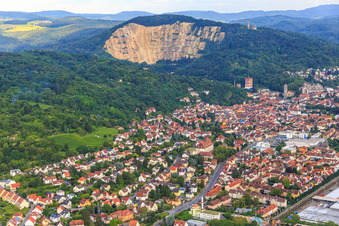 Vue aérienne de Vue de la ville en contrebas de la carrière Weinheim à côté du château de Wachenburg à Weinheim dans le département Bade-Wurtemberg, Allemagne
