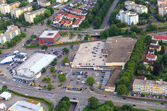 Vue aérienne de WaterX GmbH. Centre REWE Markus Mauz et ŠKODA Autohaus Weinheim - Autowelt Ebert à Weinheim dans le département Bade-Wurtemberg, Allemagne