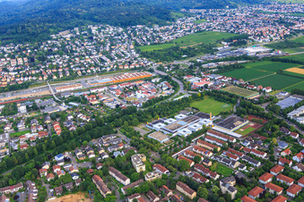 Vue aérienne de École Dietrich Bonhoeffer Weinheim et marché OBI Weinheim à Weinheim dans le département Bade-Wurtemberg, Allemagne