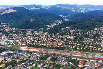 Vue aérienne de Vieille ville au-delà de la voie ferrée au pied de l'Odenwald avec les ruines du château de Wachenburg et du château de Windeck Weinheim à Weinheim dans le département Bade-Wurtemberg, Allemagne