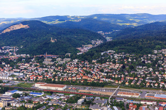 Vue aérienne de Vieille ville au-delà de la voie ferrée au pied de l'Odenwald avec les ruines du château de Wachenburg et du château de Windeck Weinheim à Weinheim dans le département Bade-Wurtemberg, Allemagne
