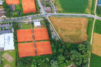 Vue aérienne de Courts de tennis des deux côtés de Waildallee de TV Grün-Weiss Weinheim 1970 eV ou Tennisclub Lützelsachsen ainsi que Tennishalle Lehr à Weinheim dans le département Bade-Wurtemberg, Allemagne