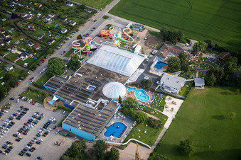 Vue aérienne de Thermes et piscines à la piscine extérieure du centre de loisirs MIRAMAR piscine d'aventure, bains thermaux de sel et de cristal et sauna paradis à le quartier Lützelsachsen in Weinheim dans le département Bade-Wurtemberg, Allemagne