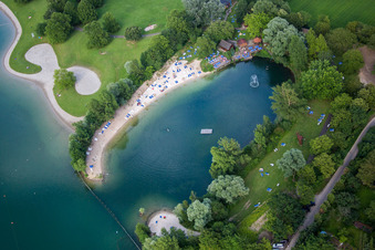 Vue aérienne de Baigneurs sur les pelouses ensoleillées de la baie du lac naturel de la piscine extérieure MIRAMAR à le quartier Lützelsachsen in Weinheim dans le département Bade-Wurtemberg, Allemagne