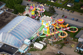 Vue aérienne de Toboggan aquatique géant à Miramar à le quartier Lützelsachsen in Weinheim dans le département Bade-Wurtemberg, Allemagne