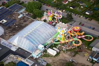 Vue aérienne de Toboggan aquatique géant à Miramar à le quartier Lützelsachsen in Weinheim dans le département Bade-Wurtemberg, Allemagne