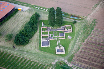 Vue aérienne de Fouilles et vestiges des ruines de l'ancien domaine romain Villa Rustica à le quartier Großsachsen in Hirschberg an der Bergstraße dans le département Bade-Wurtemberg, Allemagne