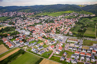 Vue aérienne de Vue des rues et des maisons dans les quartiers résidentiels à le quartier Großsachsen in Hirschberg an der Bergstraße dans le département Bade-Wurtemberg, Allemagne