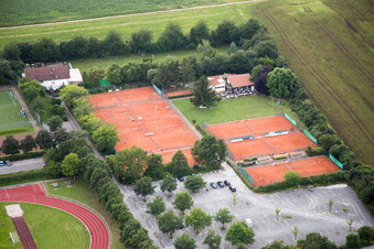 Vue aérienne de Courts de tennis à le quartier Leutershausen in Hirschberg an der Bergstraße dans le département Bade-Wurtemberg, Allemagne
