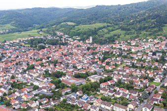 Vue aérienne de Vue des rues et des maisons dans les quartiers résidentiels à le quartier Leutershausen in Hirschberg an der Bergstraße dans le département Bade-Wurtemberg, Allemagne