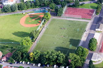Vue aérienne de Ensemble des installations sportives du club sportif 1919 Schriesheim et du club-house à Schriesheim dans le département Bade-Wurtemberg, Allemagne