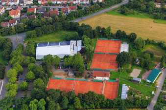 Vue aérienne de Courts de tennis et salle de tennis du Tennisclub Schriesheim eV à Schriesheim dans le département Bade-Wurtemberg, Allemagne