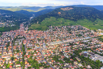 Vue aérienne de Talsstr à l'est à Schriesheim dans le département Bade-Wurtemberg, Allemagne