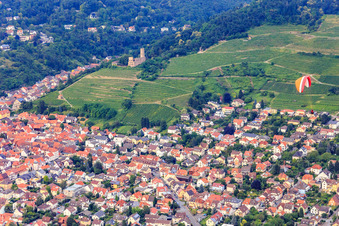 Vue aérienne de Ruines du château de Strahlenburg entre les vignes à Schriesheim dans le département Bade-Wurtemberg, Allemagne