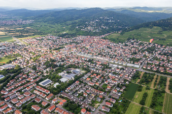 Vue aérienne de Vue des rues et des maisons dans les quartiers résidentiels à Schriesheim dans le département Bade-Wurtemberg, Allemagne