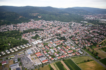 Vue aérienne de Vue des rues et des maisons dans les quartiers résidentiels à Dossenheim dans le département Bade-Wurtemberg, Allemagne