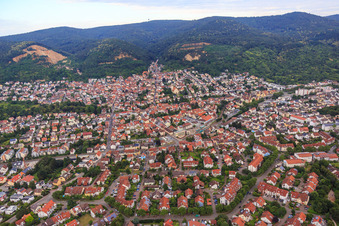 Vue aérienne de Vue de la ville depuis l'ouest au bord de l'Odenwald avec l'ancienne carrière de Vatter et la carrière de Leferenz Dossenheim à Dossenheim dans le département Bade-Wurtemberg, Allemagne