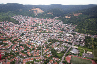 Vue aérienne de Vue des rues et des maisons dans les quartiers résidentiels à Dossenheim dans le département Bade-Wurtemberg, Allemagne