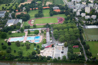 Vue aérienne de Piscine de jardin d'enfants à le quartier Handschuhsheimer in Heidelberg dans le département Bade-Wurtemberg, Allemagne