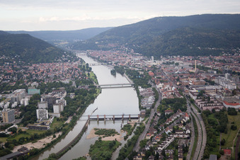 Vue aérienne de Neckar et Neuenheim à le quartier Neuenheim in Heidelberg dans le département Bade-Wurtemberg, Allemagne