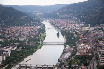Vue aérienne de Neckar et Neuenheim à le quartier Neuenheim in Heidelberg dans le département Bade-Wurtemberg, Allemagne