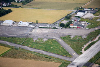 Vue aérienne de Ancien aérodrome américain à le quartier Patrick Henry Village in Heidelberg dans le département Bade-Wurtemberg, Allemagne