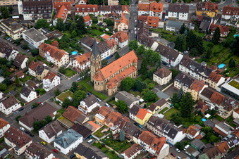 Vue aérienne de Église catholique Saint-Pierre à le quartier Kirchheim in Heidelberg dans le département Bade-Wurtemberg, Allemagne