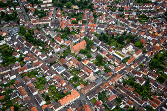 Vue aérienne de Église catholique Saint-Pierre à le quartier Kirchheim in Heidelberg dans le département Bade-Wurtemberg, Allemagne