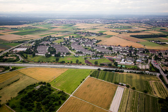 Vue aérienne de Bâtiment d'hébergement pour réfugiés et demandeurs d'asile, centre d'accueil initial du Land de Bade-Wurtemberg dans le district de Patrick-Henry-Village à le quartier Patrick Henry Village in Heidelberg dans le département Bade-Wurtemberg, Allemagne