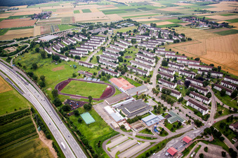 Vue oblique de Bâtiment d'hébergement pour réfugiés et demandeurs d'asile, centre d'accueil initial du Land de Bade-Wurtemberg dans le district de Patrick-Henry-Village à le quartier Patrick Henry Village in Heidelberg dans le département Bade-Wurtemberg, Allemagne