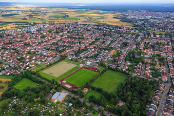Vue oblique de Terrains de sport du TSG Eintracht Plankstadt à Plankstadt dans le département Bade-Wurtemberg, Allemagne