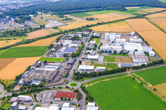 Vue aérienne de Zone industrielle de la Brauereistraße avec les brasseries Corden Pharma GmbH et Weldebräu GmbH&Co.KG à Plankstadt dans le département Bade-Wurtemberg, Allemagne