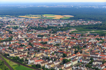 Vue aérienne de Vue de la ville depuis le nord à Schwetzingen dans le département Bade-Wurtemberg, Allemagne
