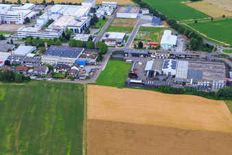Vue aérienne de Zone industrielle de la Brauereistraße avec Postillion eV Mobile Youth Work Plankstadt et la brasserie Weldebräu GmbH&Co.KG à Plankstadt dans le département Bade-Wurtemberg, Allemagne