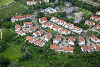 Vue aérienne de Quartier Wilhelm-Peters-Straße dans la zone urbaine à le quartier Rheinau in Mannheim dans le département Bade-Wurtemberg, Allemagne
