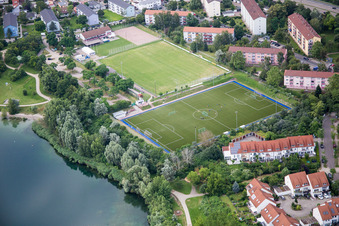 Vue aérienne de Terrain de sport - terrain de football du SV Rot-Weiß au bord du lac Rheinau à le quartier Rheinau in Mannheim dans le département Bade-Wurtemberg, Allemagne