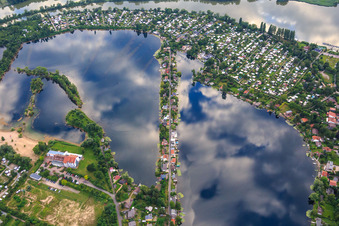 Vue aérienne de Chemin intermédiaire entre l'étang des cygnes et l'étang d'Adria dans la zone de loisirs Blue Adriatic à Altrip dans le département Rhénanie-Palatinat, Allemagne