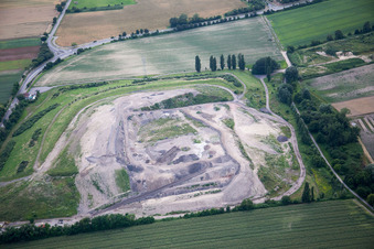 Vue aérienne de Montagne de gypse à le quartier Rheingönheim in Ludwigshafen am Rhein dans le département Rhénanie-Palatinat, Allemagne
