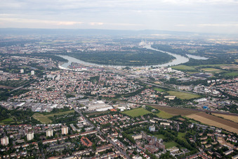 Vue aérienne de Quartier Mundenheim in Ludwigshafen am Rhein dans le département Rhénanie-Palatinat, Allemagne