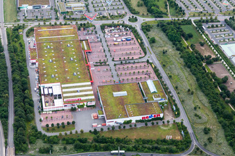 Vue aérienne de Bâtiment et parking de la quincaillerie BAUHAUS Ludwigshafen et Roller Möbel - Ludwigshafen (Oggersheim) à le quartier Oggersheim in Ludwigshafen am Rhein dans le département Rhénanie-Palatinat, Allemagne