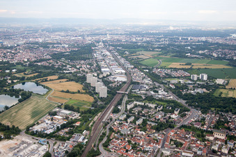 Vue aérienne de Rue Industrielle à le quartier Friesenheim in Ludwigshafen am Rhein dans le département Rhénanie-Palatinat, Allemagne