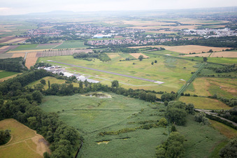 Vue aérienne de Aéroport à Worms dans le département Rhénanie-Palatinat, Allemagne