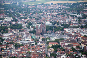 Cathédrale à Worms dans le département Rhénanie-Palatinat, Allemagne hors des airs