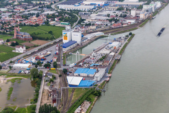 Vue aérienne de Quais et postes d'amarrage des navires dans le bassin portuaire du port intérieur de Rhenania Worms AG sur le Rhin à Worms dans le département Rhénanie-Palatinat, Allemagne
