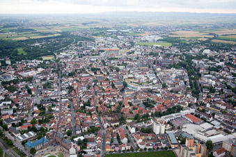 Vue aérienne de Vieille ville à Worms dans le département Rhénanie-Palatinat, Allemagne