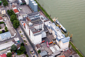 Vue aérienne de Locaux de l'usine du producteur de produits chimiques Trumpler GmbH & Co. KG, usine chimique au bord du Rhin à Worms dans le département Rhénanie-Palatinat, Allemagne