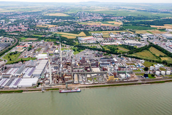 Vue aérienne de Locaux de l'usine du producteur de produits chimiques Evonik à Worms dans le département Rhénanie-Palatinat, Allemagne