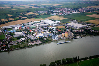 Vue aérienne de Rhein-Dürkheim, zone industrielle sud à le quartier Rheindürkheim in Worms dans le département Rhénanie-Palatinat, Allemagne